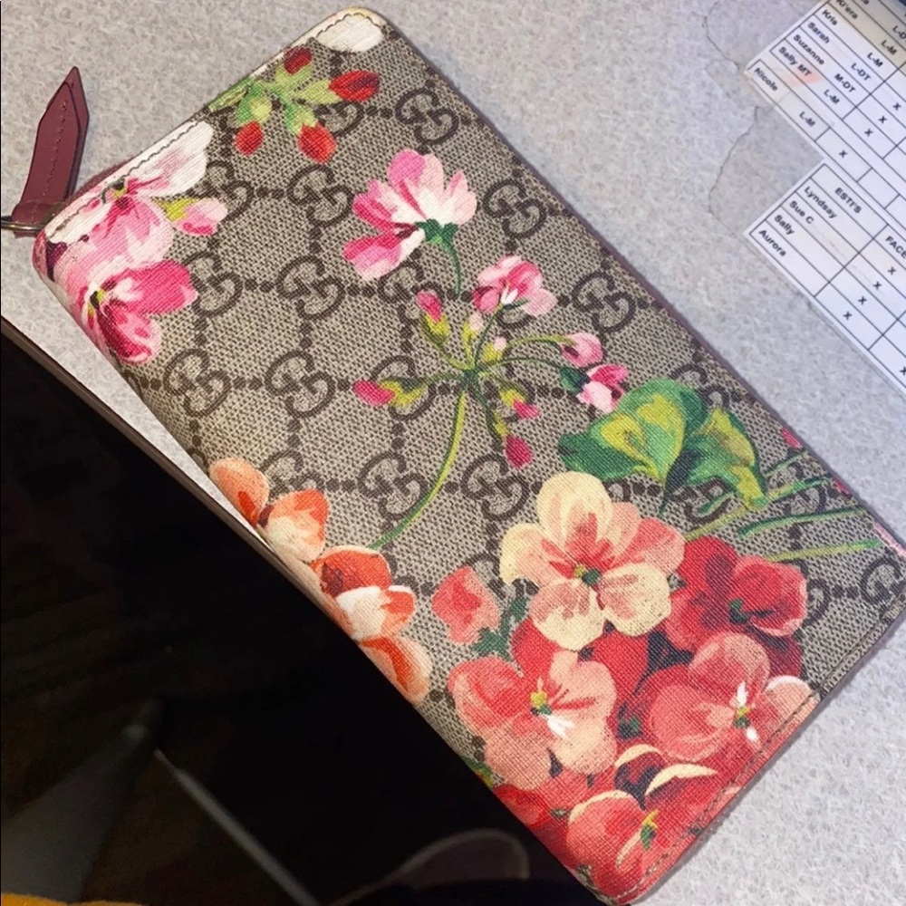 Gucci bloom wallet